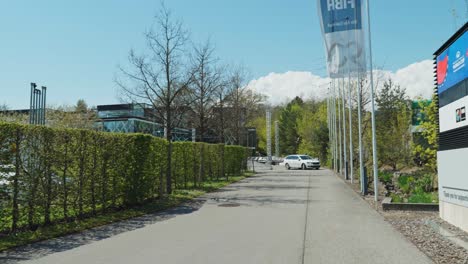 Schwenk-Vom-Schild-Des-Internationalen-Basketballverbandes-Zum-Eingang-Des-Hauptquartiers