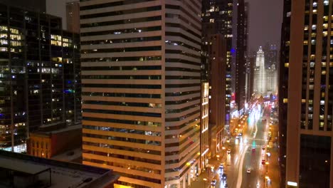 Chicago,-USA,-Luftaufnahme-Des-Nachtverkehrs-Auf-Der-Michigan-Avenue,-Glänzende-Türme-Und-Beleuchtete-Gebäude-In-Der-Innenstadt