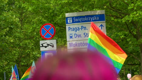 Pride-Flagge-In-Regenbogenfarben-Winkt-Beim-Gleichheitsmarsch-Oder-Bei-Der-Pride-Parade