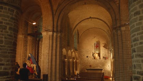 Interior-De-La-Basílica-De-La-Santa-Sangre-En-Brujas,-Bélgica---Amplia