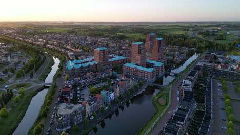 Goldene-Stunde-Mit-Modernen-Gebäuden-In-Amersfoort-Vathorst,-Niederlande