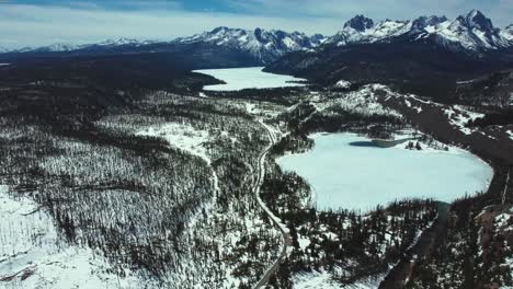 Luftdrohnenaufnahme-Von-Rotbarschseen-Und-Sägezahnbergen-Im-Winter-In-Idaho,-Vereinigte-Staaten