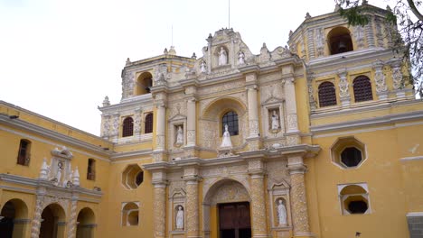 Schwenkaufnahme-Der-Kirche-La-Merced-In-Antigua,-Guatemala