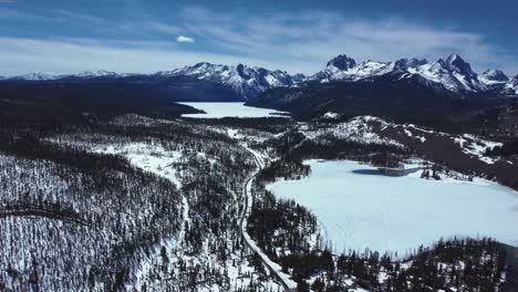 Schneebedeckte-Berge-Und-Gefrorene-Seen-In-Den-Sawtooth-Mountains-In-Idaho