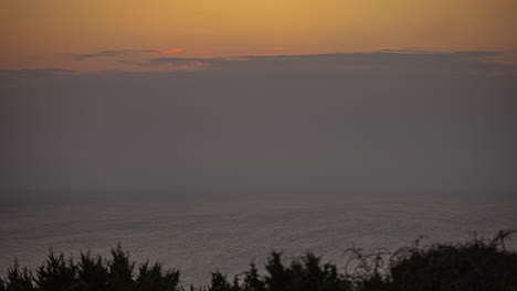 Zeitraffer-Eines-Sonnenuntergangs-Mit-Blick-Auf-Das-Meer,-Das-Vollständig-Von-Einer-Wolkenwand-Verdeckt-Ist