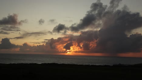 Statische-Zeitraffer-Sonnenuntergangsaufnahme-Mit-Blick-Auf-Die-Küste-Und-Den-Golfplatz-Von-Newquay