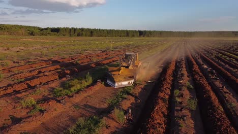 Luftdrohnenaufnahme-Einer-Bodenvorbereitungsmaschine,-Die-Landwirtschaftliche-Flächen-In-Posadas-Von-Misiones-Argentinien-Vorbereitet