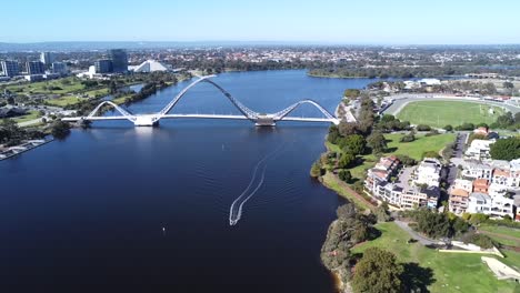Drohnen-Luftaufnahme,-Die-Rückwärts-über-Den-East-Perth-Foreshore-Park-Mit-Der-Matagarup-Brücke-Und-Dem-Swan-River-Fährt