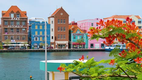Colorful-Dutch-World-Heritage-UNESCO-buildings-along-the-waterfront-of-Saint-Anna-Bay-in-Punda,-Willemstad,-on-the-Caribbean-island-of-Curacao
