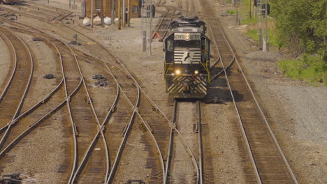 La-Locomotora-De-Un-Tren-Se-Acerca-A-Un-Paso-A-Nivel-De-Carretera-Y-Ferrocarril-Y-Enciende-Sus-Luces