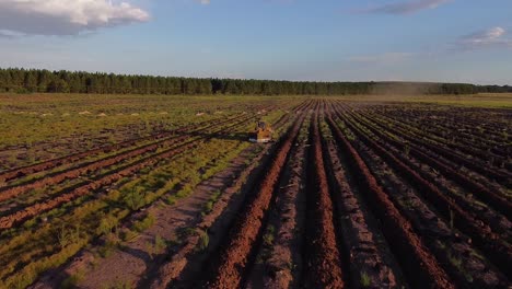 Luftdrohnenaufnahme-Einer-Bodenvorbereitungsmaschine,-Die-Landwirtschaftliche-Flächen-In-Posadas-Von-Misiones-Argentinien-Vorbereitet