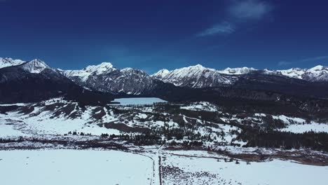 Vista-Panorámica-De-Las-Montañas-Cubiertas-De-Nieve-En-El-Campo-Invernal