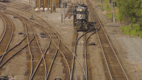 Eine-Eisenbahnlokomotive-Schleicht-Sich-Langsam-Zu-Einer-Ebenen-Kreuzung-In-Youngstown,-Ohio