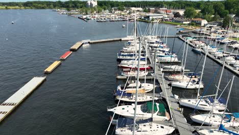 Sailboats-sitting-at-float-docks