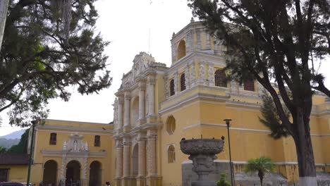 Schwenkaufnahme-Der-Kirche-La-Merced-In-Antigua,-Guatemala