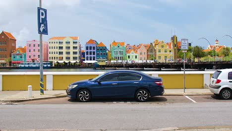 4k-60fps-Vibrant-and-picturesque-world-heritage-buildings-on-the-waterfront-of-Punda,-Willemstad,-on-the-Caribbean-island-of-Curacao