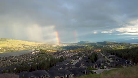 Doppelter-Regenbogen-über-Der-Seengemeinschaft,-Holzsee-|-Lakecountry,-Inneres-Von-British-Columbia,-Kanada-|-Okanagan-Landschaft-|-Malerische-Aussicht-|-Panoramablick-|-Vorstadtviertel-|-Wohnsiedlung