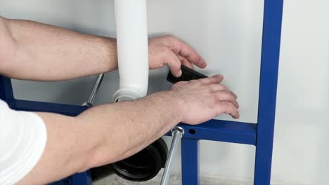 Der-Arbeiter,-Der-Die-Toilettenschüssel-Und-Die-Toilettenspülung-Repariert-Und-Installiert,-Verwendet-Werkzeuge-Wie-Zangen-Und-Schraubenschlüssel