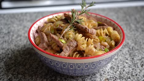 Healthy-bowl-of-pasta-with-meat