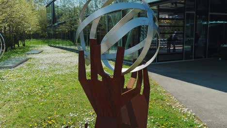 Kippstatue-Mit-Einer-Abstrakten-Darstellung-Von-Händen,-Die-Einen-Basketball-Halten
