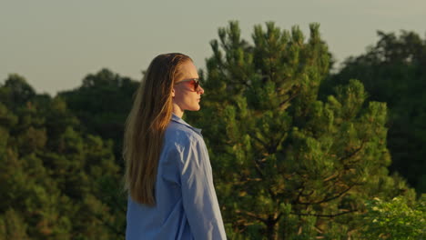 Woman-wearing-sunglasses,-Standing,-Fashion,-outdoors,-nature