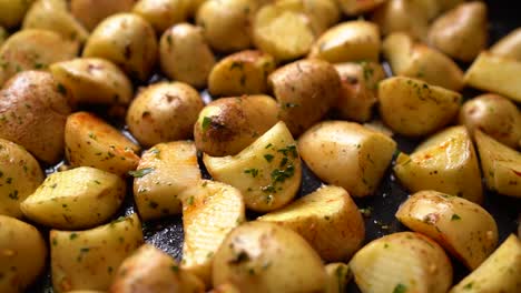 Rohe,-In-Unregelmäßige-Stücke-Geschnittene-Kartoffeln-Mit-Kochfertigen-Gewürzen