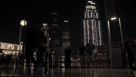 Familias,-Turistas-Y-Gente-Caminando,-Comprando-En-El-Centro-Comercial-Dubai-En-El-Centro-De-Dubai,-Emiratos-árabes-Unidos-Con-Rascacielos-Y-Edificios-Iluminados-Por-La-Noche