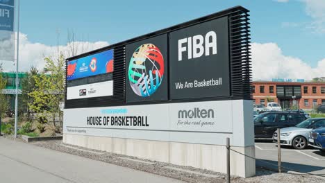 Dolly-Schild-Des-Internationalen-Basketball-Verbandes-Am-Eingang-Des-Hauptquartiers-In-Der-Schweiz