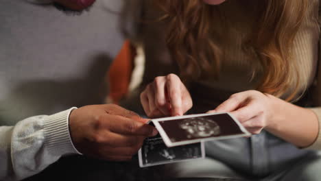 Weiße-Frau-Zeigt-Ihrem-Ehemann-Das-Baby-Auf-Ultraschallbildern