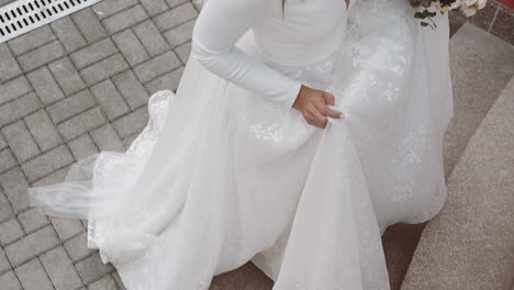 Die-Junge-Braut-Im-Langen-Weißen-Hochzeitskleid-Geht-Die-Treppe-Hinauf