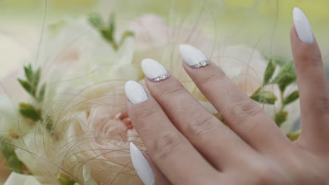 Elegante-Junge-Braut-Mit-Weißer-Maniküre-Berührt-Blumenstrauß