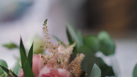 Blumenstrauß-Mit-Eustomas-Und-Windblumen-Auf-Flauschigem-Hintergrund