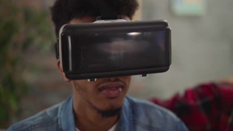 Chico-Afroamericano-Con-Auriculares-VR-Disfruta-De-Una-Película-En-3D