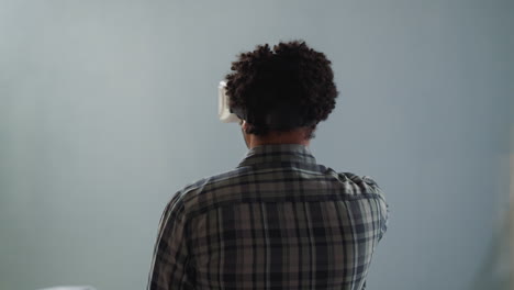 Afroamerikanischer-Mann-Mit-VR-Headset-Wischt-Unsichtbare-Gegenstände