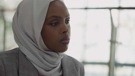 Verärgerte-Afroamerikanische-Frau-Mit-Hijab-In-Der-Bürohalle