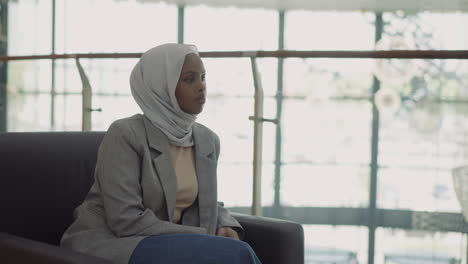 Hübsche-Schwarze-Frau-In-Freizeitkleidung-Mit-Hijab-Im-Büro