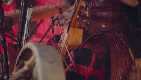 Musiker-Spielt-Bei-Konzerten-Das-Igil-Bogeninstrument