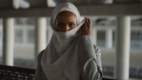 Una-Mujer-Afroamericana-Levanta-El-Hijab-Para-Ocultar-Su-Rostro-En-La-Calle