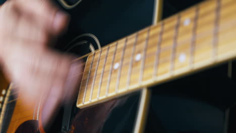 Gitarrist-Spielt-Akustikgitarre-In-Four-Quarters-Signature