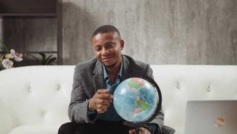Afroamerikanischer-Geographielehrer-Geht-Mit-Dem-Finger-über-Den-Globus