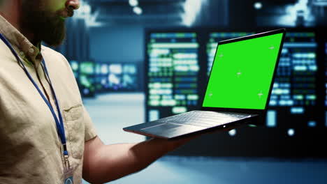 Serverüberprüfung-Mit-Green-Screen-Laptop