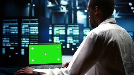 Green-screen-laptop-server-scan