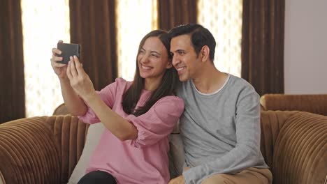 Glückliches-Indisches-Paar,-Das-Auf-Selfies-Klickt