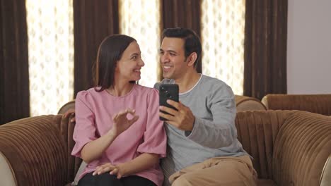 Glückliches-Indisches-Paar,-Das-Sich-Per-Videoanruf-Unterhält
