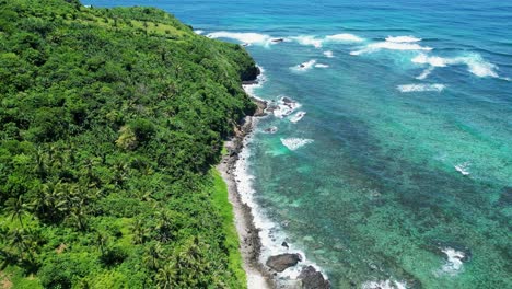Tropischer-Steinstrand-Am-Ufer-Einer-Kleinen-Philippinischen-Insel,-Reiseziel