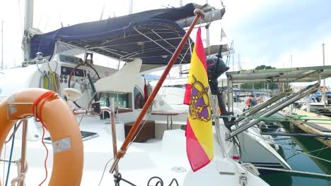 Flagge-Spaniens-Auf-Einem-Vergnügungsboot-Im-Hafen-Von-Denia