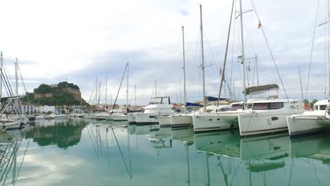 Hafen-Mit-Sportbooten-Und-Katamaran-Mit-Blick-Im-Hintergrund-Auf-Die-Burg-Von-Denia-Alicante