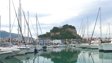 Hafen-Mit-Sportbooten-Und-Katamaran-Mit-Blick-Im-Hintergrund-Auf-Die-Burg-Von-Denia-Alicante