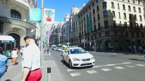Prachtboulevard-Von-Madrid-Mit-Menschen,-Die-Die-Straße-überqueren,-Und-Autos