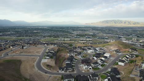 Luftparallaxe-über-Traverse-Mountain,-Wohnsiedlung-Und-Neubauten,-Lehi,-Utah